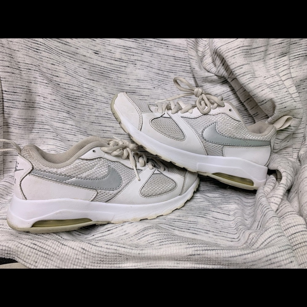 white nike air max muse